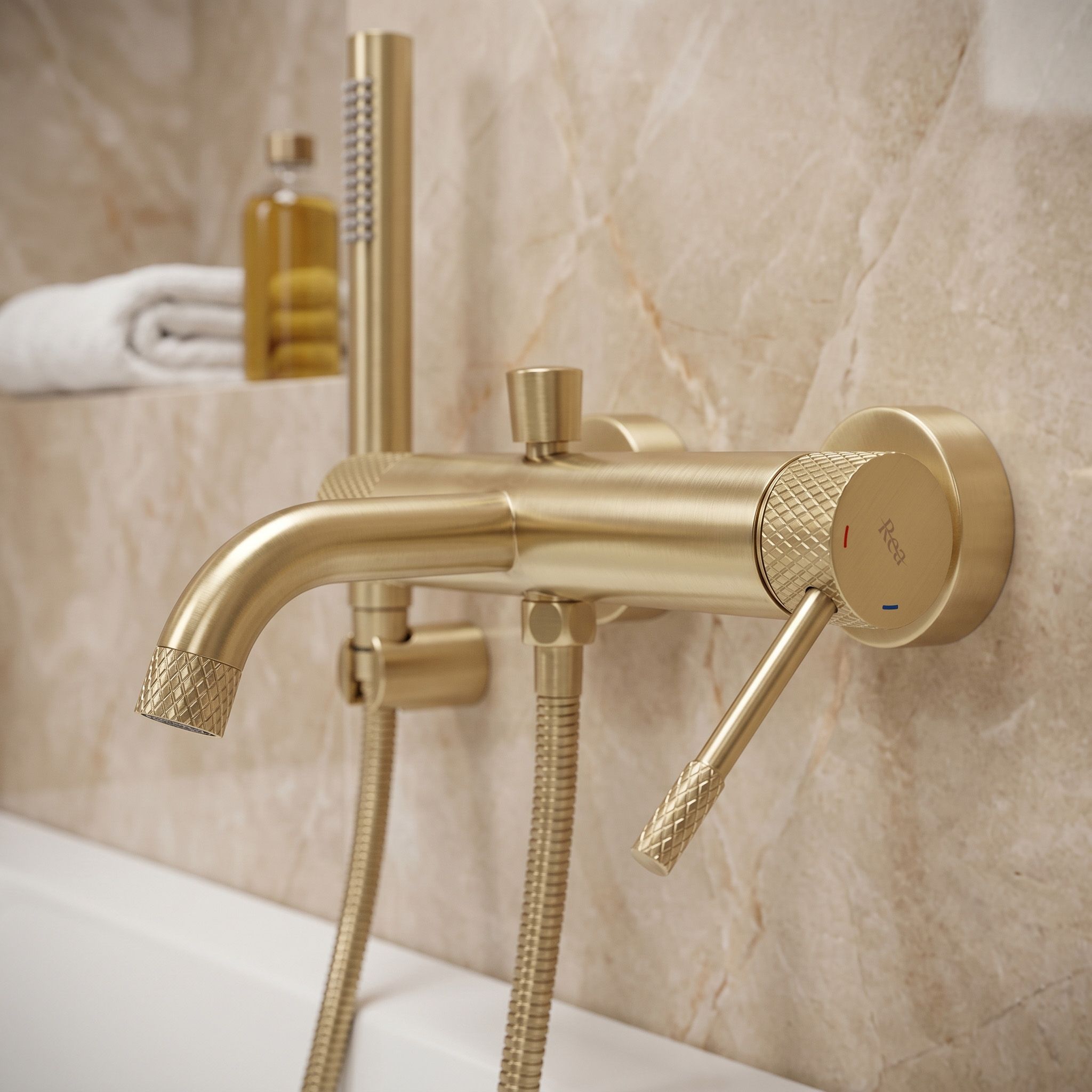 b017d0b44d3de09c905a8a0f4f93100e.jpg Badkarsblandare Venti Borstad guld - Bild 1