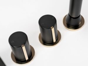 Badkarsblandare ICON svart femhåls – detaljbild